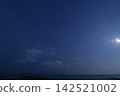 夏季遠州海上空的月亮和星空 142521002