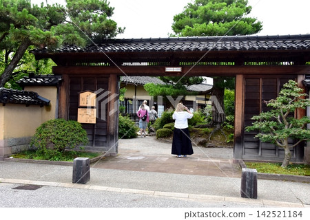 Kanazawa City: The gate of the former Takada family residence, a former samurai family of the Kaga Domain, and foreign tourists. Kanazawa City: The gate of the former Takada family residence, a former samurai family of the Kaga Domain, and foreign tourists. 142521184