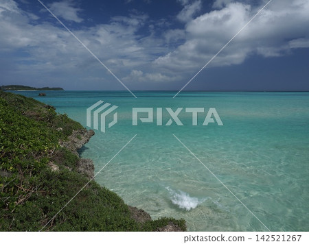 海岸線上綠意盎然。這是宮古島◆俁町寧靜的海岸景色。 142521267