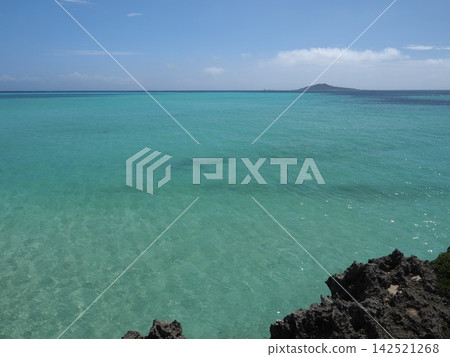 清澈見底的淺灘和廣闊的地平線。從宮古島池間橋附近遠眺大上島。 清澈見底的淺灘和廣闊的地平線。從宮古島池間橋附近遠眺大上島。 142521268