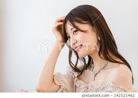 一位擁有美麗長髮的日本女性面帶微笑。這幅肖像畫的靈感來自於護髮和美容。 一位擁有美麗長髮的日本女性面帶微笑。這幅肖像畫的靈感來自於護髮和美容。 142521462