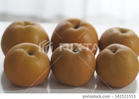Pears (multiple pieces) Pears (multiple pieces) 142521553