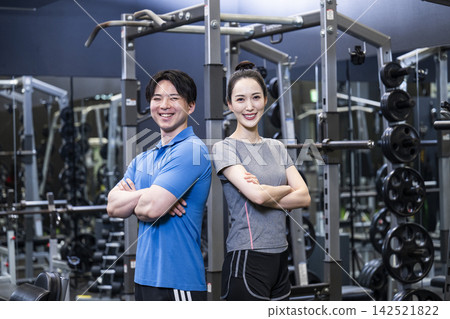 私人健身教練(男女都有)看著鏡頭 私人健身教練(男女都有)看著鏡頭 142521822