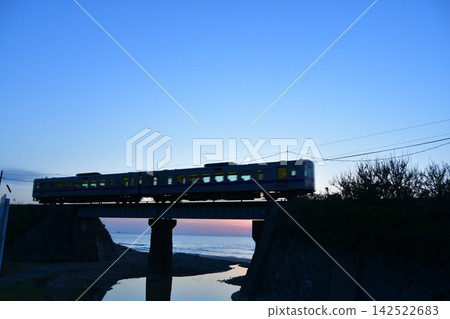 黃昏時運行的火車 142522683
