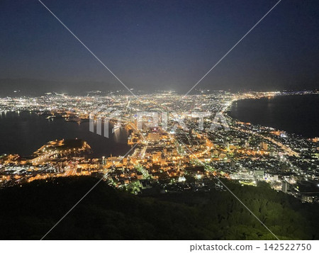 從函館山上眺望函館市美麗的夜景 從函館山上眺望函館市美麗的夜景 142522750