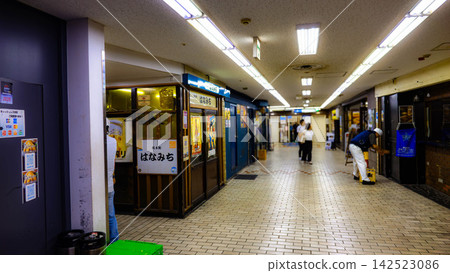 2026年8月25日:人們正在穿越與櫻木町站(神奈川縣)直接相連的地下購物中心「野毛近道」和地下美食廣場「Pio City」。 2026年8月25日:人們正在穿越與櫻木町站(神奈川縣)直接相連的地下購物中心「野毛近道」和地下美食廣場「Pio City」。 142523086