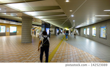 2026年8月25日:人們正在穿越與櫻木町站(神奈川縣)直接相連的地下購物中心「野毛近道」和地下美食廣場「Pio City」。 2026年8月25日:人們正在穿越與櫻木町站(神奈川縣)直接相連的地下購物中心「野毛近道」和地下美食廣場「Pio City」。 142523089