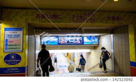 2026年8月25日:人們正在穿越與櫻木町站(神奈川縣)直接相連的地下購物中心「野毛近道」和地下美食廣場「Pio City」。 2026年8月25日:人們正在穿越與櫻木町站(神奈川縣)直接相連的地下購物中心「野毛近道」和地下美食廣場「Pio City」。 142523092
