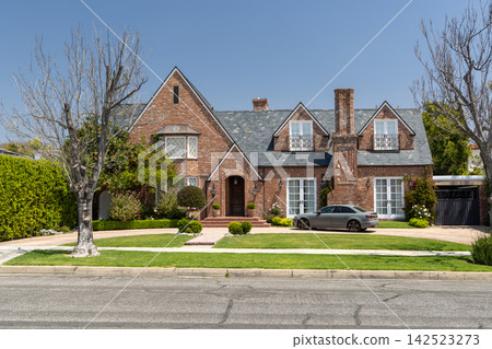 Suburban street with houses in the Los Angeles area Suburban street with houses in the Los Angeles area 142523273