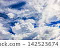 夏日的藍天與高聳的積雨雲：八月清爽的天氣和積雨雲 142523674