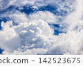 夏日的藍天與高聳的積雨雲：八月清爽的天氣和積雨雲 142523675
