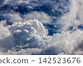夏日的藍天與高聳的積雨雲：八月清爽的天氣和積雨雲 142523676