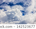 夏日的藍天與高聳的積雨雲：八月清爽的天氣和積雨雲 142523677