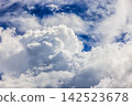 夏日的藍天與高聳的積雨雲：八月清爽的天氣和積雨雲 142523678