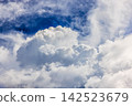 夏日的藍天與高聳的積雨雲：八月清爽的天氣和積雨雲 142523679