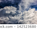 夏日的藍天與高聳的積雨雲：八月清爽的天氣和積雨雲 142523680
