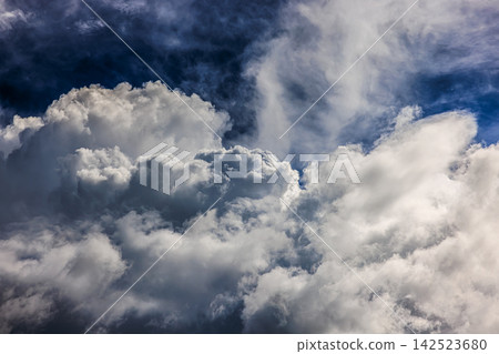 夏日的藍天與高聳的積雨雲:八月清爽的天氣和積雨雲 夏日的藍天與高聳的積雨雲:八月清爽的天氣和積雨雲 142523680