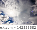夏日的藍天與高聳的積雨雲：八月清爽的天氣和積雨雲 142523682