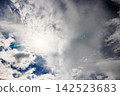 夏日的藍天與高聳的積雨雲：八月清爽的天氣和積雨雲 142523683
