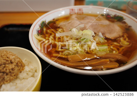 【青森】一碗乾沙丁魚拉麵和各種小菜,讓人想起早晨的拉麵文化。 【青森】一碗乾沙丁魚拉麵和各種小菜,讓人想起早晨的拉麵文化。 142523886