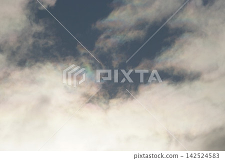 透過雲層的縫隙看到的藍天 142524583