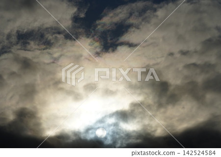 透過雲層縫隙看到的太陽 透過雲層縫隙看到的太陽 142524584
