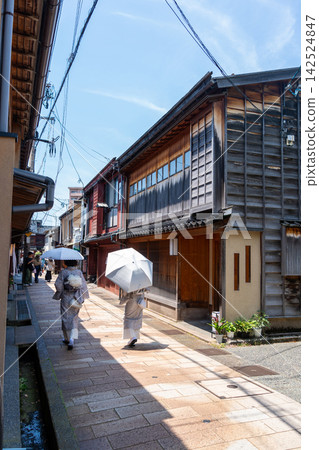 Traditional walk in Higashi-chaya district, Kanazawa, Japan 142524847