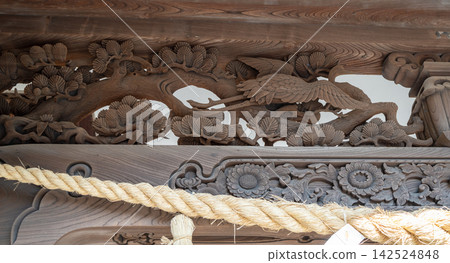 Wooden entrance carving at Oyama-Jinja Shrine in Kanazawa, Japan Wooden entrance carving at Oyama-Jinja Shrine in Kanazawa, Japan 142524848