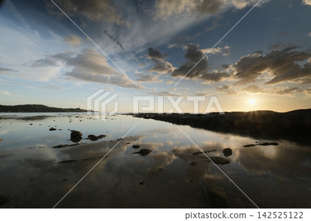Iwami Tatamigaura, sunset reflected on the water surface, water mirror, Uyuni Salt Flat Iwami Tatamigaura, sunset reflected on the water surface, water mirror, Uyuni Salt Flat 142525122