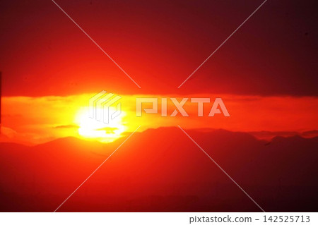 太陽從山脈之間升起。 太陽從山脈之間升起。 142525713