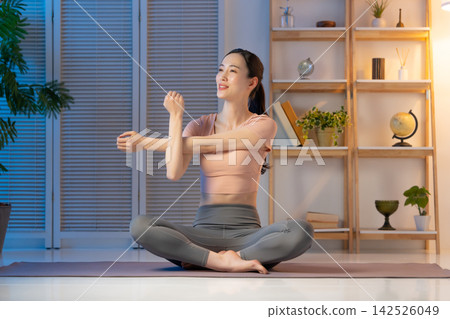 女性伸展 142526049