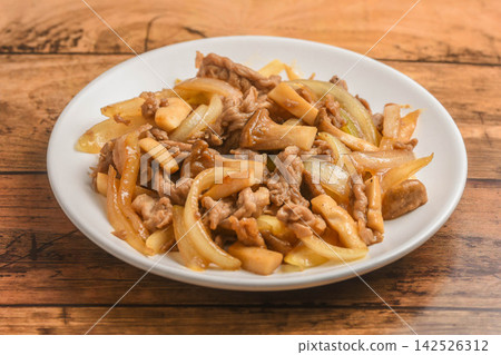 Stir-fried king oyster mushrooms, onions, and pork Stir-fried king oyster mushrooms, onions, and pork 142526312