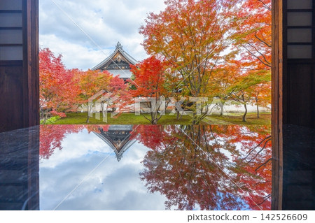 秋天的京都、妙覺寺(妙覺寺)、紅葉覆蓋的寶修園 秋天的京都、妙覺寺(妙覺寺)、紅葉覆蓋的寶修園 142526609