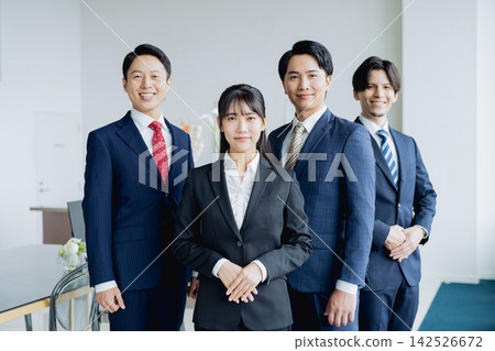 在辦公室工作的商人 在辦公室工作的商人 142526672