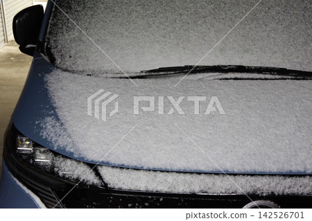 Snow that has accumulated on the car Snow that has accumulated on the car 142526701