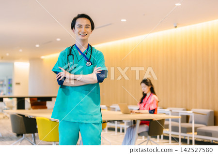 在醫院工作的男性和女性醫務人員 在醫院工作的男性和女性醫務人員 142527580