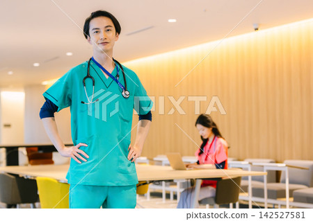 在醫院工作的男性和女性醫務人員 在醫院工作的男性和女性醫務人員 142527581