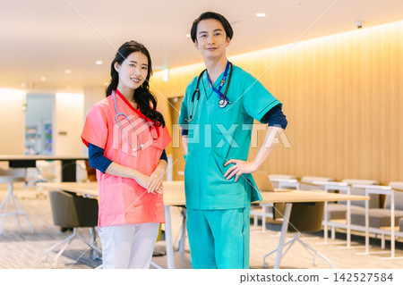 在醫院工作的男性和女性醫務人員 在醫院工作的男性和女性醫務人員 142527584