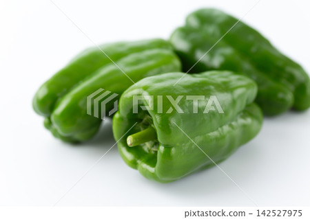 Thick-fleshed organically grown bell peppers Thick-fleshed organically grown bell peppers 142527975