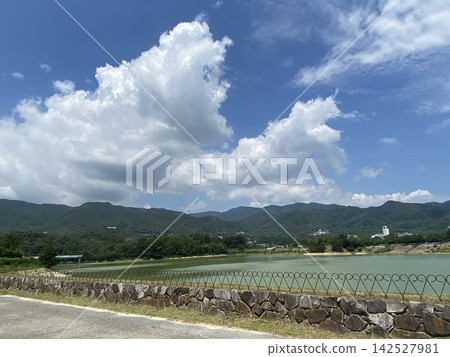 風吹動的雲 風吹動的雲 142527981