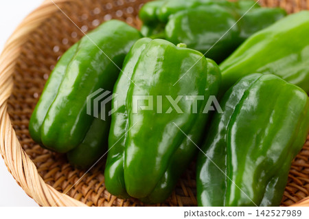Thick-fleshed organically grown bell peppers 142527989
