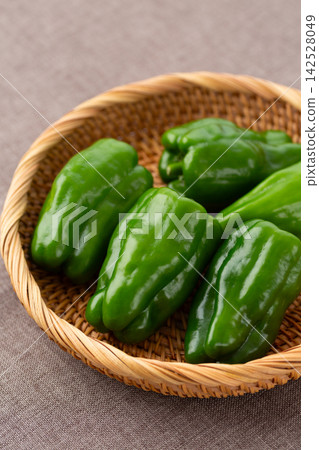 Thick-fleshed organically grown bell peppers Thick-fleshed organically grown bell peppers 142528049