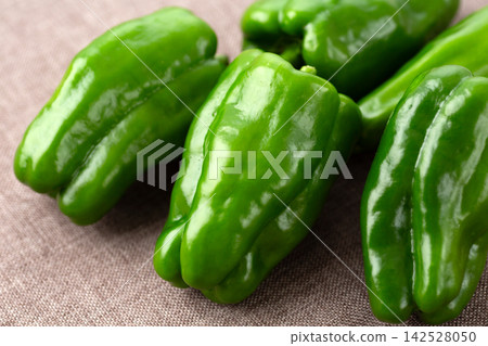 Thick-fleshed organically grown bell peppers Thick-fleshed organically grown bell peppers 142528050