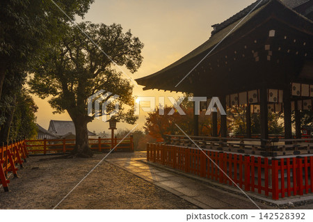 秋天的京都船岡山,建君神社的參拜殿沐浴在朝陽 秋天的京都船岡山,建君神社的參拜殿沐浴在朝陽 142528392