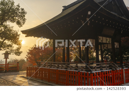 秋天的京都船岡山,建君神社的參拜殿沐浴在朝陽 秋天的京都船岡山,建君神社的參拜殿沐浴在朝陽 142528393