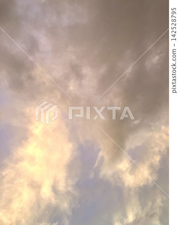 Background material of clouds and twilight sky tinged with the setting sun Background material of clouds and twilight sky tinged with the setting sun 142528795
