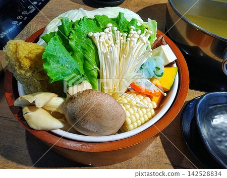 一張擺滿了火鍋食材的桌子。 一張擺滿了火鍋食材的桌子。 142528834