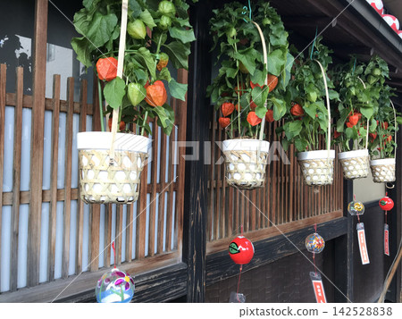 Chinese lanterns and wind chimes under the eaves Chinese lanterns and wind chimes under the eaves 142528838