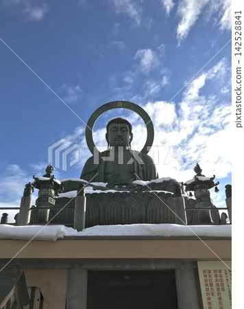 湛藍天空下的高岡大佛 湛藍天空下的高岡大佛 142528841
