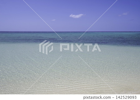 下地島海灘:清澈碧藍的海水 下地島海灘:清澈碧藍的海水 142529093